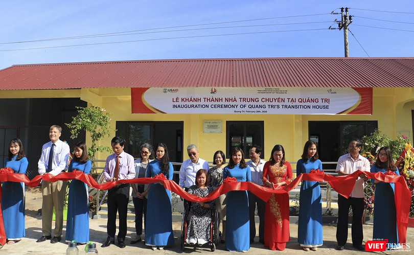 Đại diện cơ quan Phát triển Quốc tế Hoa Kỳ (USAID), Trung tâm hành động vì sự phát triển cộng đồng (ACDC), Ban quản lý dự án và Bệnh viện phục hồi chức năng và y học cổ truyền tại lễ khánh thành nhà trung chuyển đầu tiên ở tỉnh Quảng Trị. (ảnh USAID)