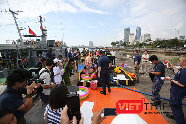 Một diễn biến khác, các nạn nhân nhiễm dầu được tẩy rửa