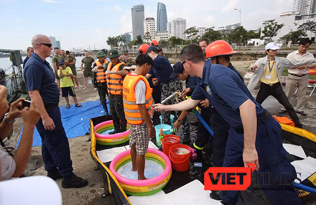 Lực lượng Hải quân Việt Nam-Hoa Kỳ cùng thực hiện tẩy rửa cho nạn nhân