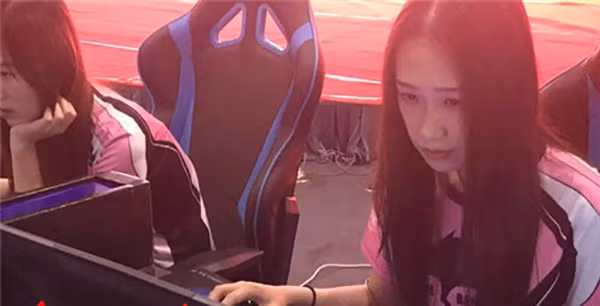 Những cô gái theo nghiệp chơi game thường phải làm việc 12 tiếng mỗi ngày. Ảnh: yangtse.com