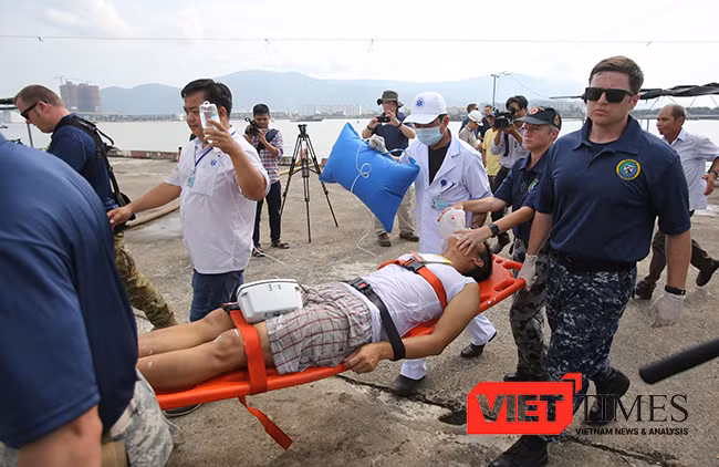 Các nạn nhân sau vụ tai nạn được đưa về bờ để cấp cứu