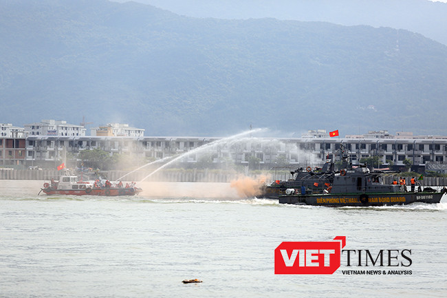 Sau gần 30 phút, đám cháy trên tàu cơ bản được khống chế
