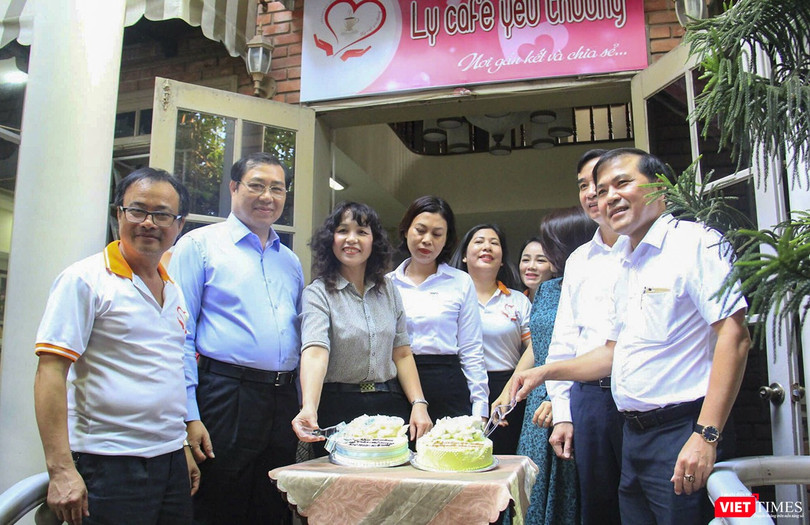 Ông Huỳnh Đức Thơ - Chủ tịch UBND TP Đà Nẵng và lãnh đạo Hội Nhà báo TP Đà Nẵng sự kiện Ly cà phê yêu thương kỷ niệm 95 năm ngày Báo chí Cách mạng Việt Nam