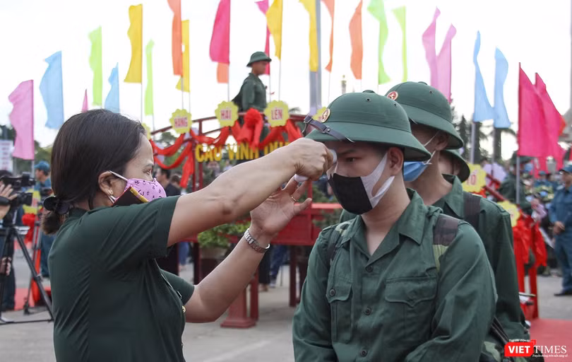 Thanh niên nhập ngũ được kiểm tra thân nhiệt ngay tại lễ tuyển quân