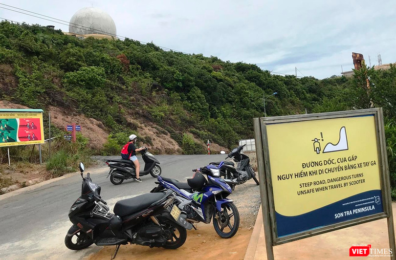 Các biển báo cảnh báo tai nạn được Ban Quản lý Bán đảo Sơn Trà và các bãi biển du lịch Đà Nẵng lắp đặt trên bán đảo Sơn Trà