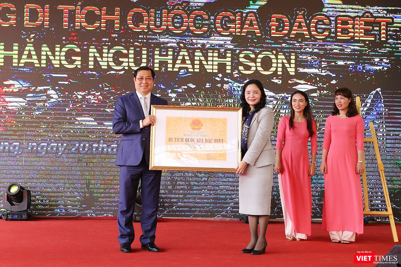 Đại diện Bộ VH-TT và DL trao Bằng xếp hạng di tích quốc gia đặc biệt đối với Danh thắng Ngũ Hành Sơn cho UBND TP Đà Nẵng