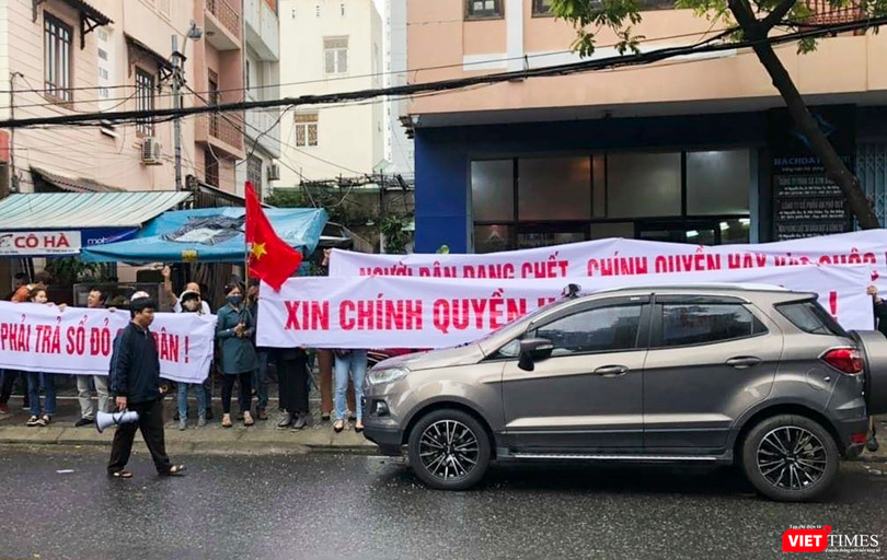 Hàng trăm khách hàng tập trungm căng biểu ngữ tại trụ sở Bách Đạt Corp sáng nay (17/1).