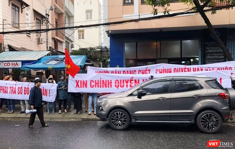 Hàng trăm khách hàng tập trungm căng biểu ngữ tại trụ sở Bách Đạt Corp sáng nay (17/1).