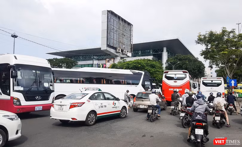 Xe khách trên 30 chỗ ngồi đang "náo loạn" trung tâm TP Đà Nẵng vì thiếu bãi đỗ xe tập trung.