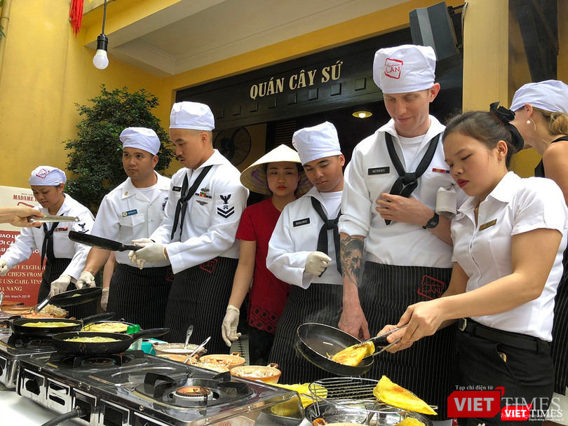Thủy thủ tàu sân bay USS Carl Vinson mê... bánh xèo Việt Nam ảnh 16