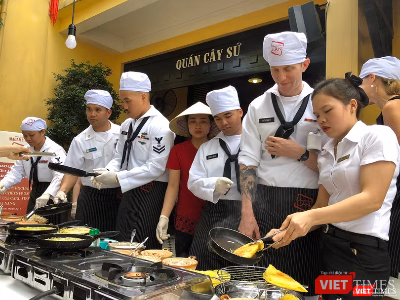 Thủy thủ tàu sân bay USS Carl Vinson mê... bánh xèo Việt Nam ảnh 16