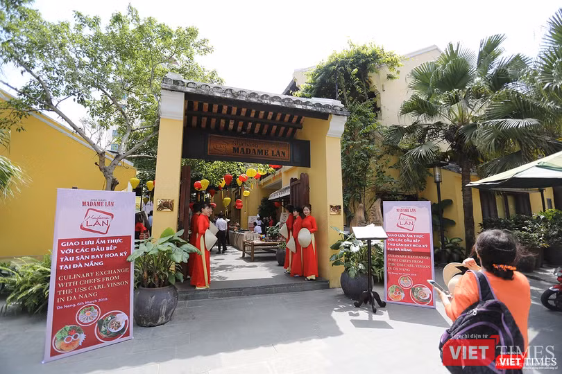 Chiều 6/3, tại Nhà hàng Madame Lân (số 4 Bạch Đằng, quận Hải Châu, Đà Nẵng) đã diễn ra buổi giao lưu ẩm thực giữa giữa các đầu bếp của tàu sân bay Mỹ với với đầu bếp địa phương