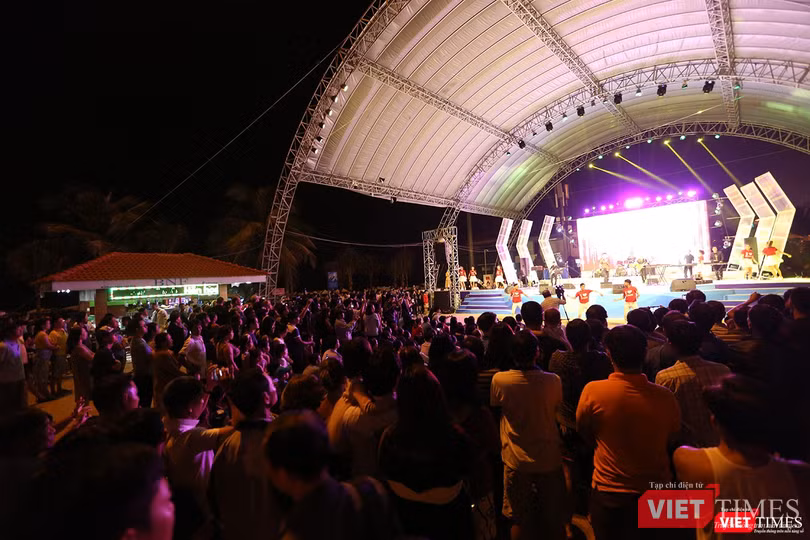 Thủy thủ Hạm đội 7 Mỹ hát vang “Nối vòng tay lớn“ ảnh 2