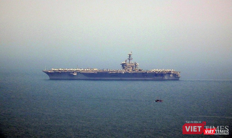 Những hình ảnh đầu tiên của tàu sân bay Mỹ Carl Vinson tại Đà Nẵng ảnh 8