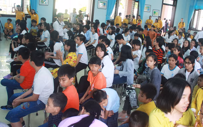 Thủy thủ tàu sân bay Mỹ múa hát cùng trẻ em Làng trẻ SOS ảnh 4