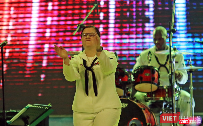 Thủy thủ Hạm đội 7 Mỹ hát vang “Nối vòng tay lớn“ ảnh 10