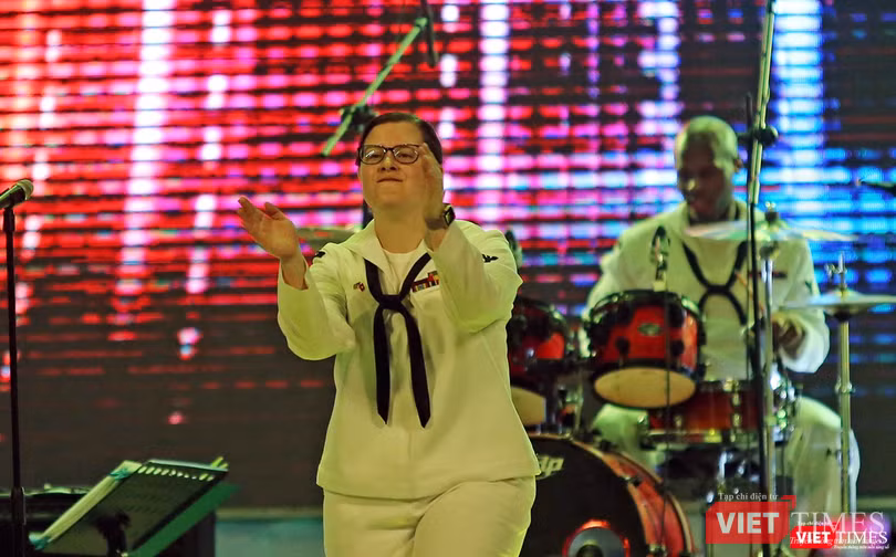 Thủy thủ Hạm đội 7 Mỹ hát vang “Nối vòng tay lớn“ ảnh 10