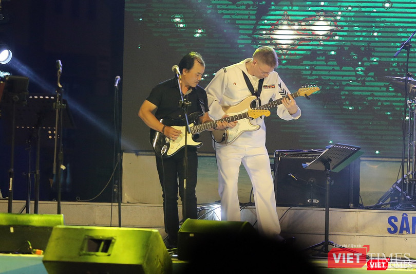 Thủy thủ Hạm đội 7 Mỹ hát vang “Nối vòng tay lớn“ ảnh 6