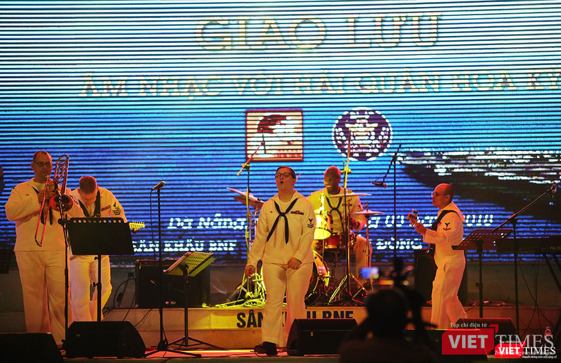 Thủy thủ Hạm đội 7 Mỹ hát vang “Nối vòng tay lớn“ ảnh 9