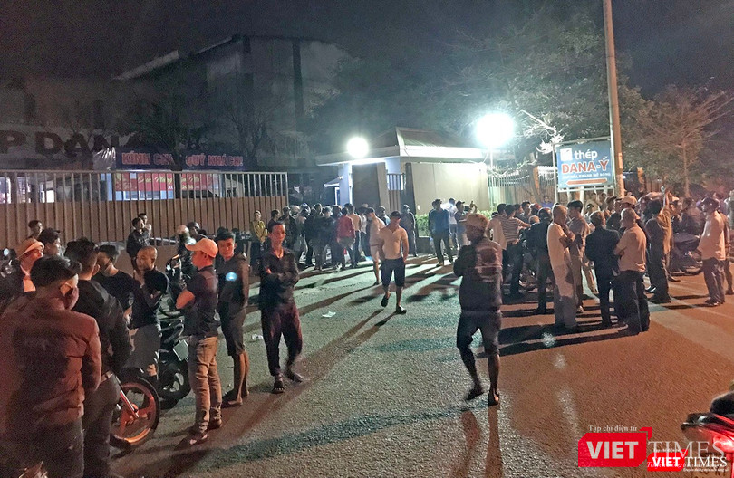 BỨc xúc về tình trạng ô nhiễm, tối ngày 26/2, người dân xã Hòa Liên tập trung bao vây nhà máy thép Dana-Ý để phản đối