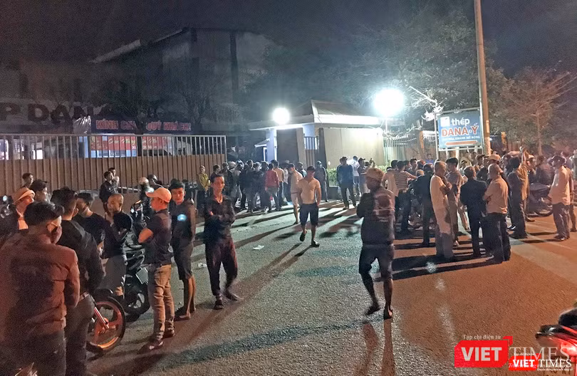 BỨc xúc về tình trạng ô nhiễm, tối ngày 26/2, người dân xã Hòa Liên tập trung bao vây nhà máy thép Dana-Ý để phản đối