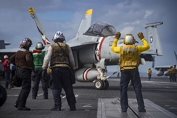 Những hình ảnh đầu tiên của tàu sân bay Mỹ Carl Vinson tại Đà Nẵng ảnh 15