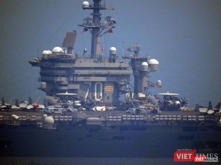 Những hình ảnh đầu tiên của tàu sân bay Mỹ Carl Vinson tại Đà Nẵng ảnh 9