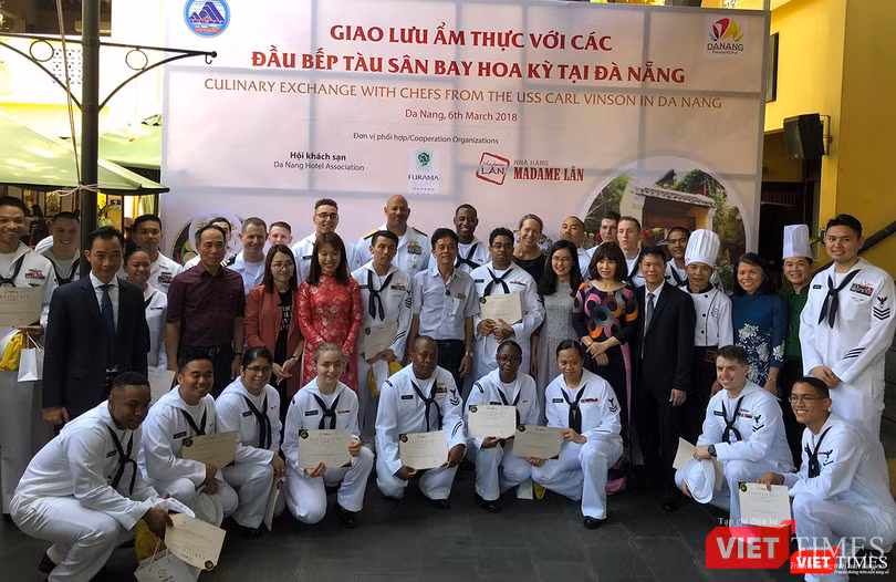 Ban tổ chức giao lưu trao chứng nhận cho các thủy thủ tham gia giao lưu