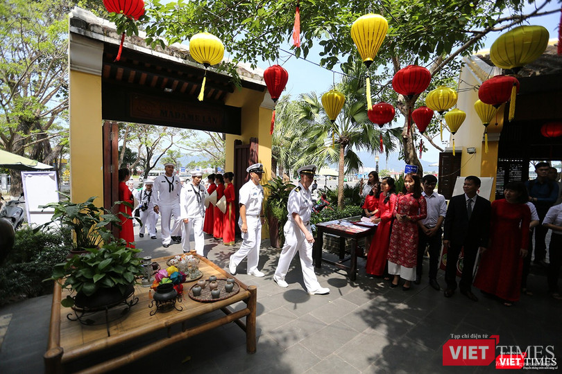 Thủy thủ tàu sân bay USS Carl Vinson mê... bánh xèo Việt Nam ảnh 9