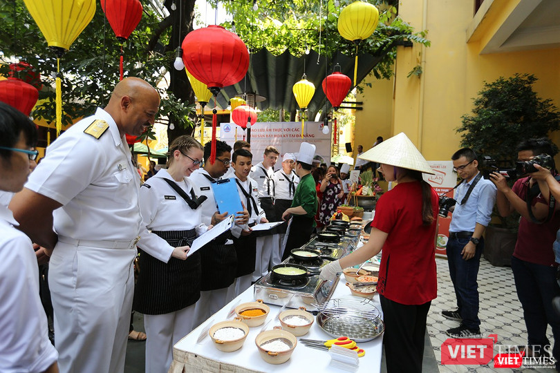 Thủy thủ tàu sân bay USS Carl Vinson mê... bánh xèo Việt Nam ảnh 13