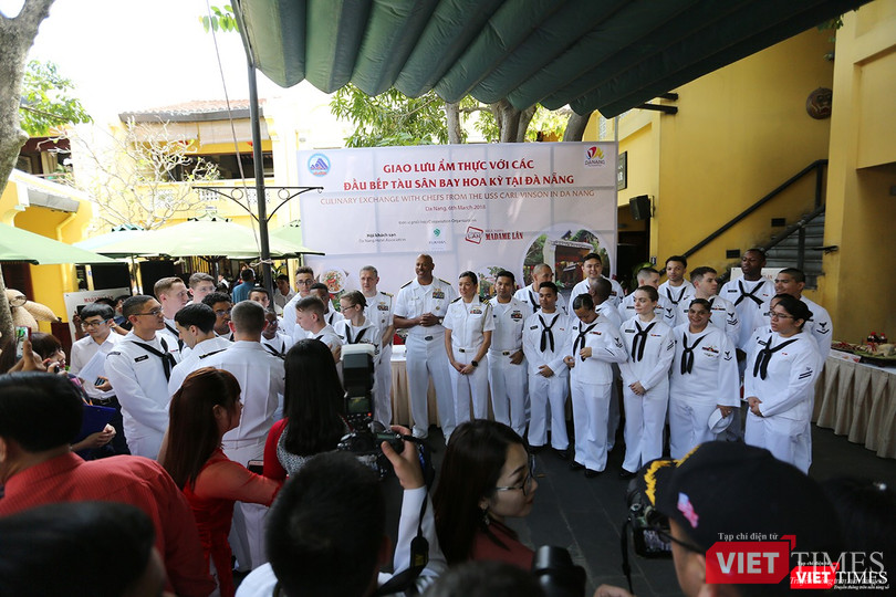 Thủy thủ tàu sân bay USS Carl Vinson mê... bánh xèo Việt Nam ảnh 11