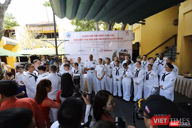 Thủy thủ tàu sân bay USS Carl Vinson mê... bánh xèo Việt Nam ảnh 11