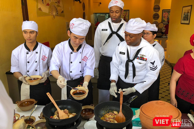 Thủy thủ tàu sân bay USS Carl Vinson mê... bánh xèo Việt Nam ảnh 24