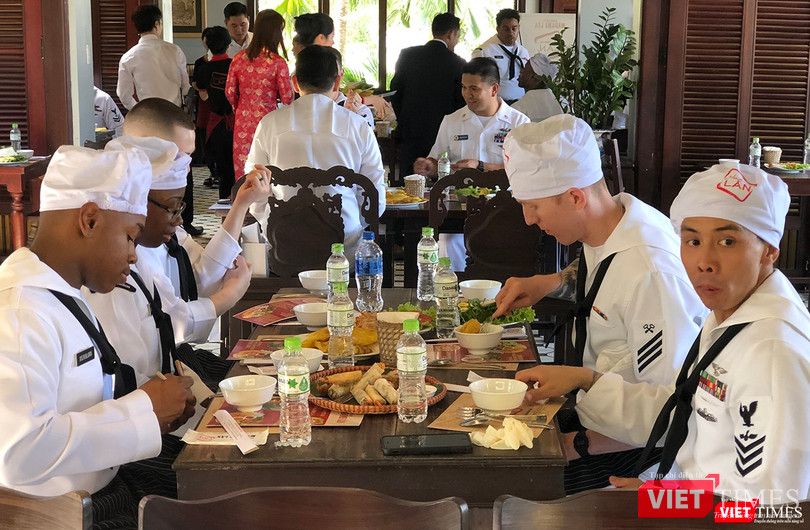 Thủy thủ tàu sân bay USS Carl Vinson mê... bánh xèo Việt Nam ảnh 29