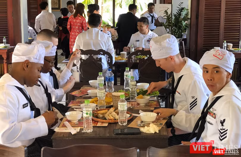 Thủy thủ tàu sân bay USS Carl Vinson mê... bánh xèo Việt Nam ảnh 29