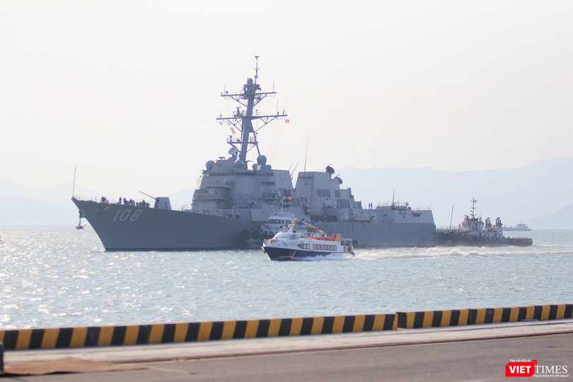 Chều 5/3, chiến hạm hộ tống siêu mẫu hạm USS Carl Vinson (CVN-70) là tàu khu trục tên lửa USS Wayne E.Meyer (DDG-108) đã đến Đà Nẵng.