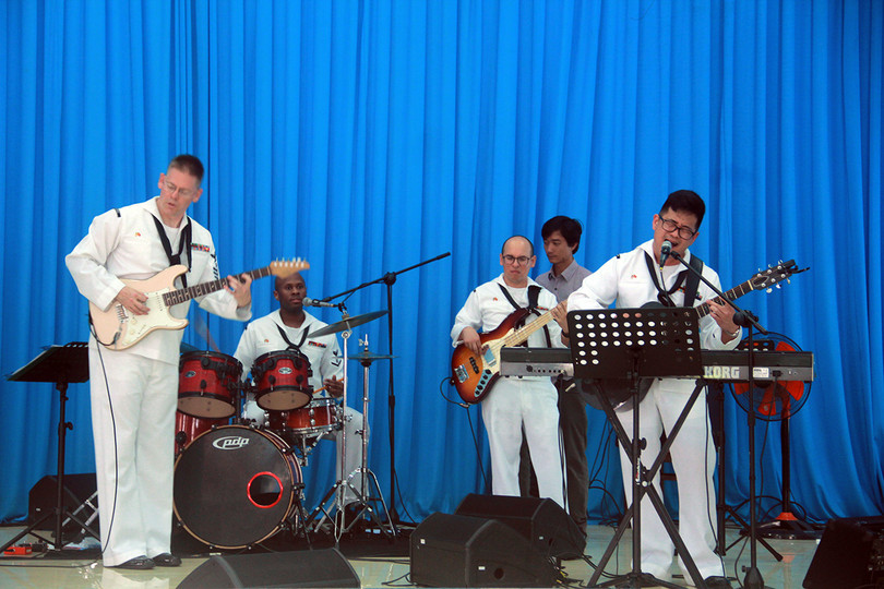 Thủy thủ tàu sân bay Mỹ múa hát cùng trẻ em Làng trẻ SOS ảnh 2