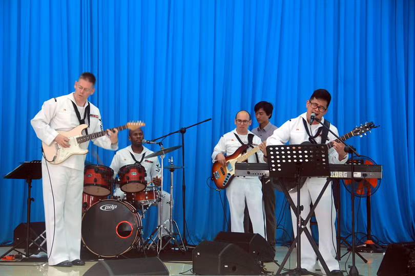 Thủy thủ tàu sân bay Mỹ múa hát cùng trẻ em Làng trẻ SOS ảnh 2