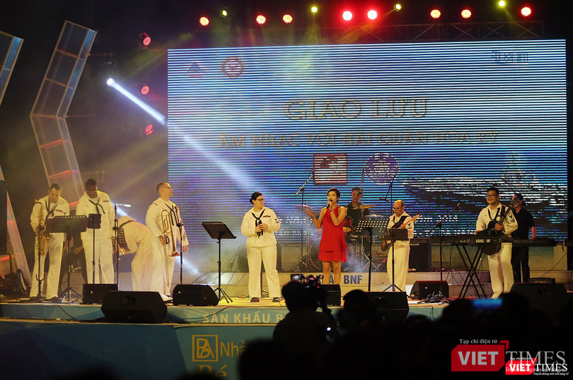 Thủy thủ Hạm đội 7 Mỹ hát vang “Nối vòng tay lớn“ ảnh 5