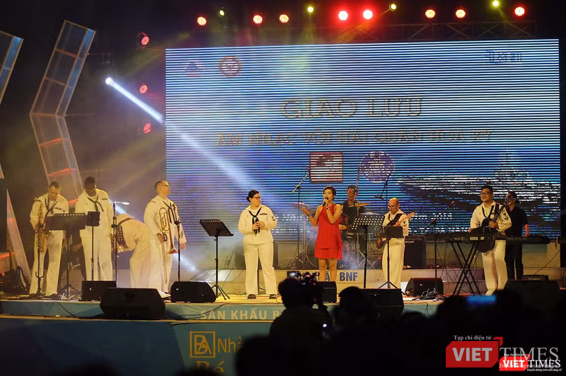 Thủy thủ Hạm đội 7 Mỹ hát vang “Nối vòng tay lớn“ ảnh 5