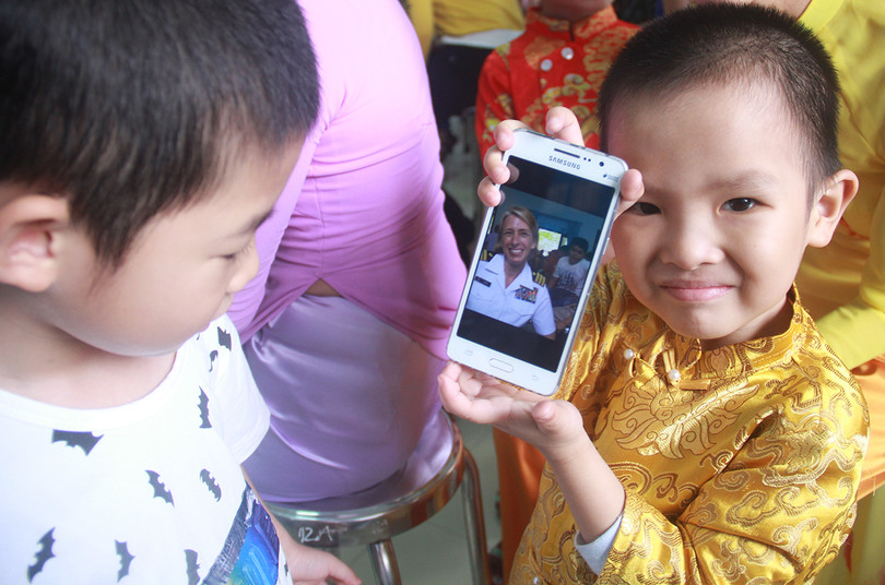 Thủy thủ tàu sân bay Mỹ múa hát cùng trẻ em Làng trẻ SOS ảnh 8