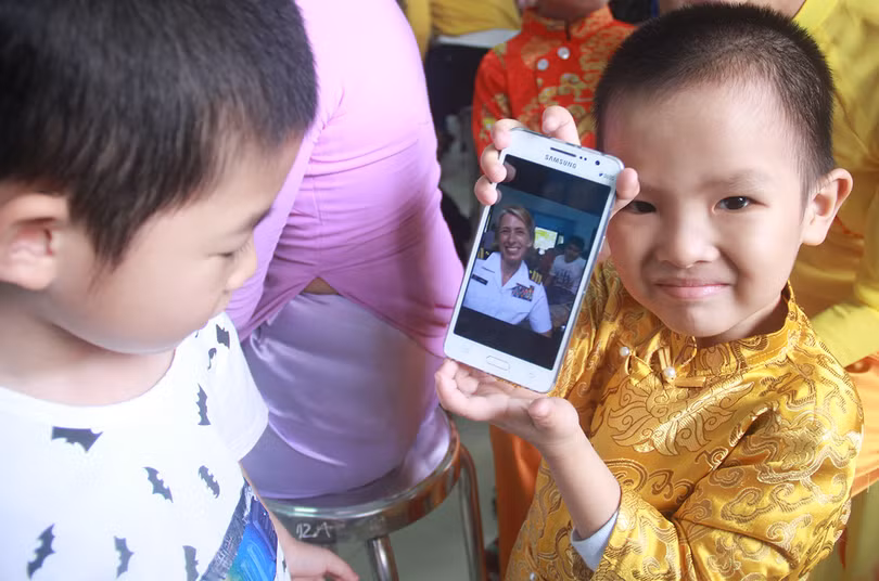 Thủy thủ tàu sân bay Mỹ múa hát cùng trẻ em Làng trẻ SOS ảnh 8