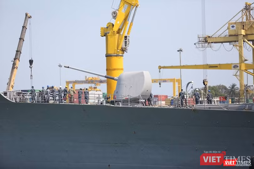 Sức mạnh của tuần dương hạm hộ tống siêu hàng không mẫu hạm đến Đà Nẵng ảnh 9