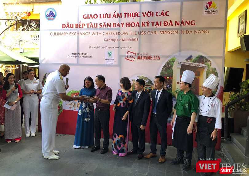 Phía chỉ huy tàu trao kỷ niệm cho ban tổ chức địa phương