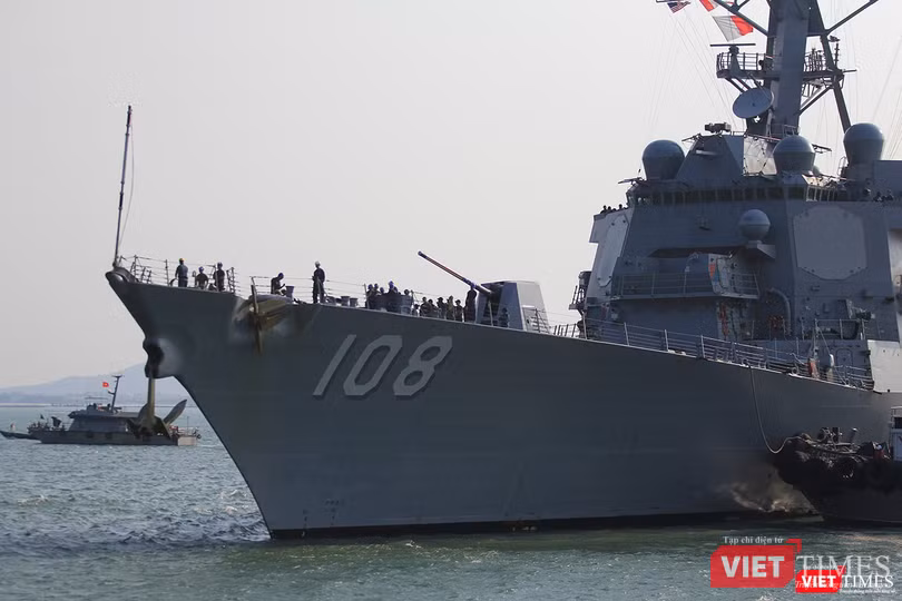 Ngắm “vệ sĩ” hộ tống siêu mẫu hạm USS Carl Vinson cập cảng Đà Nẵng ảnh 10