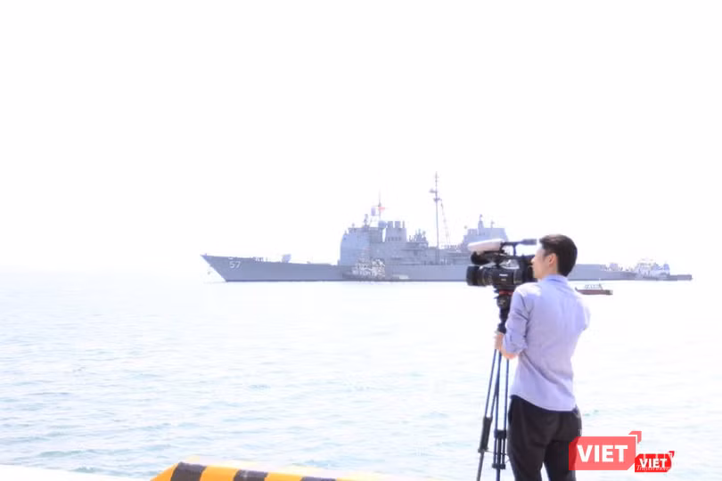 Sức mạnh của tuần dương hạm hộ tống siêu hàng không mẫu hạm đến Đà Nẵng ảnh 4