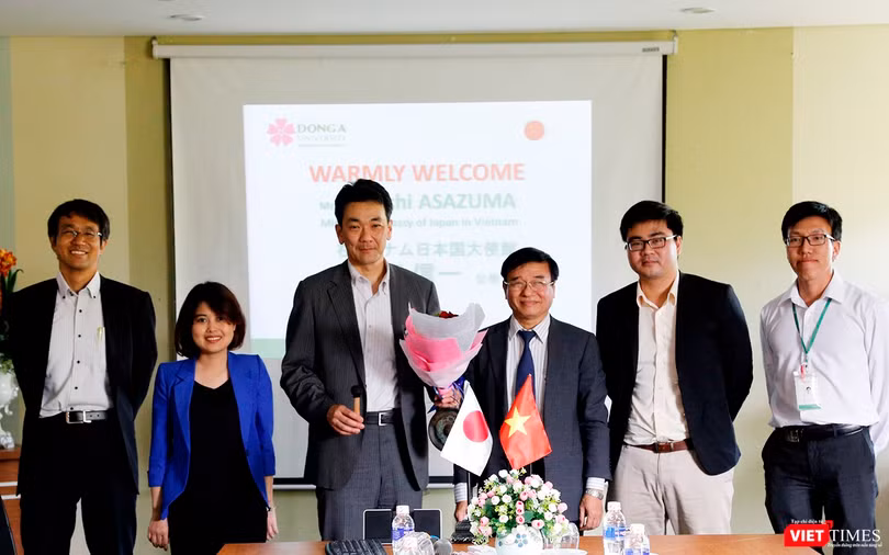 Chiều ngày 6/3, Công sứ Nhật Bản Shinichi Asazuma-Văn phòng Đại sứ quán Nhật Bản tại Việt Nam đã có chuyến thăm và làm việc với trường Đại học Đông Á sau khi chính thức nhậm chức vào tháng 2/2018.
