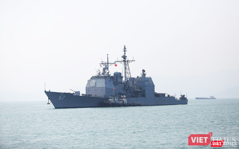 Tiếp theo đó lần lượt là tuần dương hạm USS Lake Champlain (CG 57) di chuyển vào neo đậu tại cầu cảng