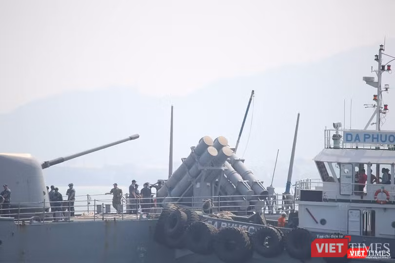Sức mạnh của tuần dương hạm hộ tống siêu hàng không mẫu hạm đến Đà Nẵng ảnh 12