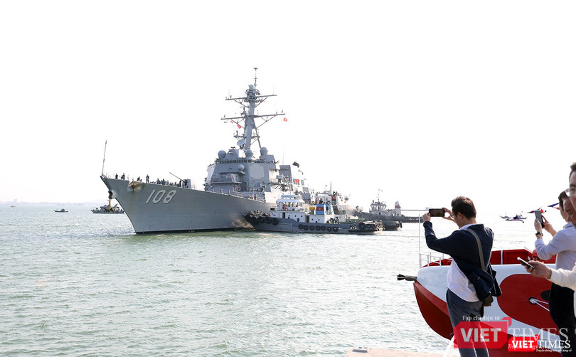 Ngắm “vệ sĩ” hộ tống siêu mẫu hạm USS Carl Vinson cập cảng Đà Nẵng ảnh 1